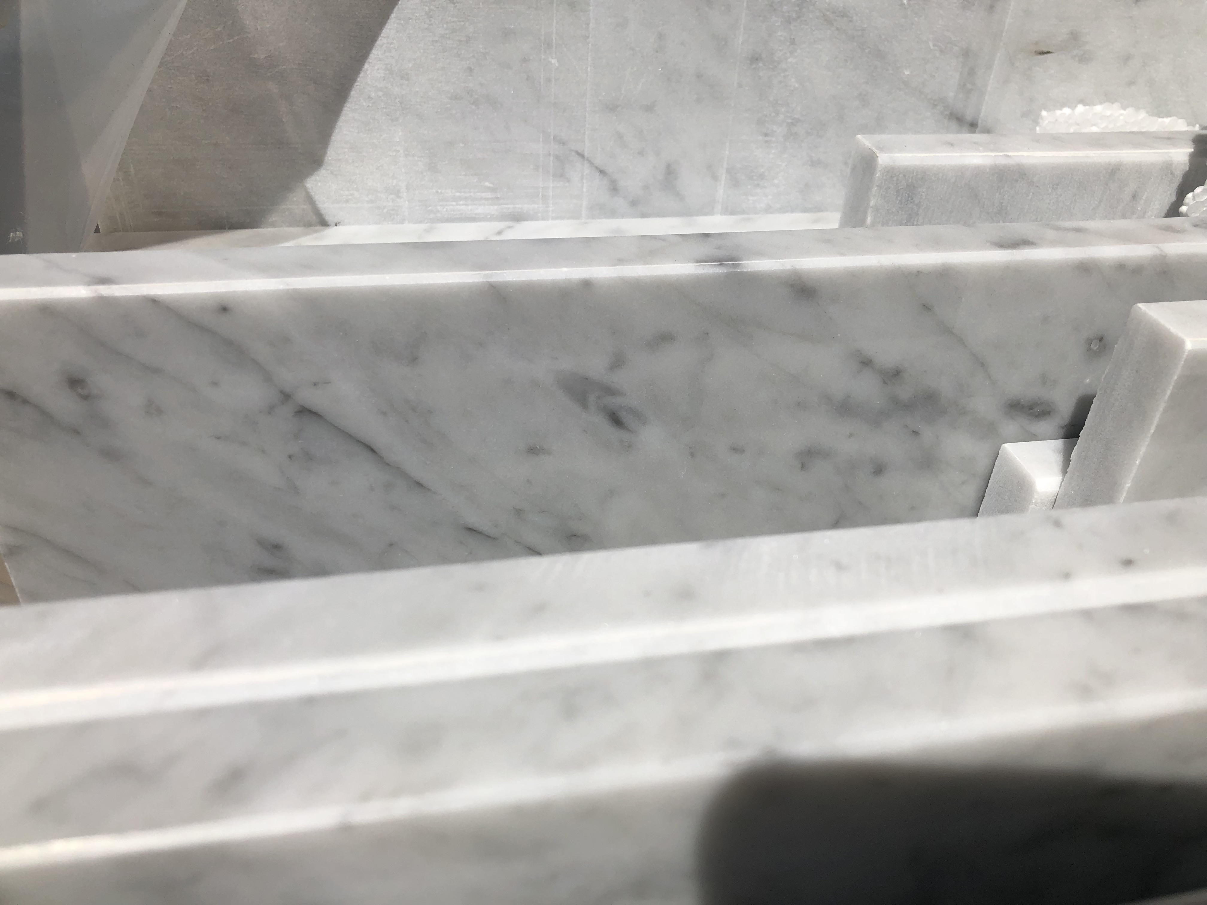 2cm vastagságú Carrarai márvány tükörfényű felülettel, oldal és élmegmunkálással, igény esetén vízorbevágással Méretre Vágással Készleten! 