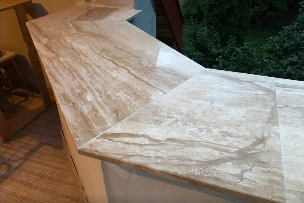 Breccia Sarda sötét tónusú Mészkő 2 cm vastagsággal